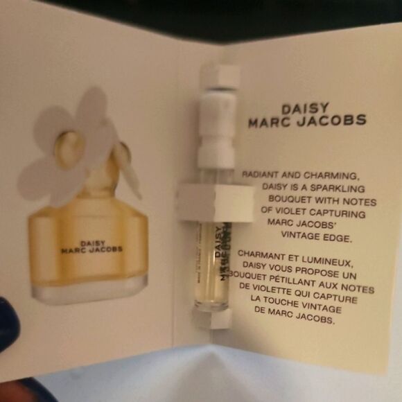 Daisy Marc Jacobs Mini Perfume FREE W PURCHASE - Picture 1 of 4